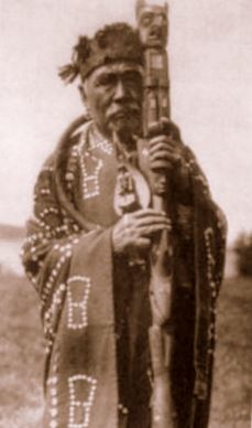 Amérindien Kwakwaka'wakw avec bâton de paroles. Photo d'Eward S. Curtis